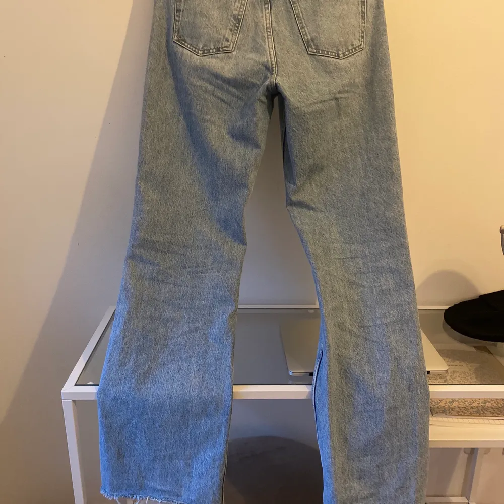 Säljer zara jeans med hög midja och långa ben. Mycket fint skick men lite trådar som har gått upp vid knäppet (se andra bild) använda ett par ggr🤍. Jeans & Byxor.