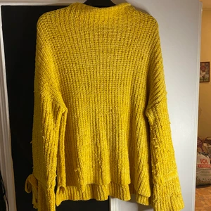 Stickad tröja - En gul stickad tröja, några trådar har nopprat sig lite men det är lätt fixat för den som orkar pilla med det. Den är super varm och skön, storleken är 48/50