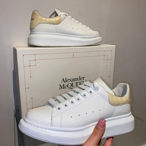 ALEXANDER MCQUEEN - Limited Edition - Skick 9/10 (som nya). Köpta i NK Göteborg, original box medföljer. OBS små i storleken!