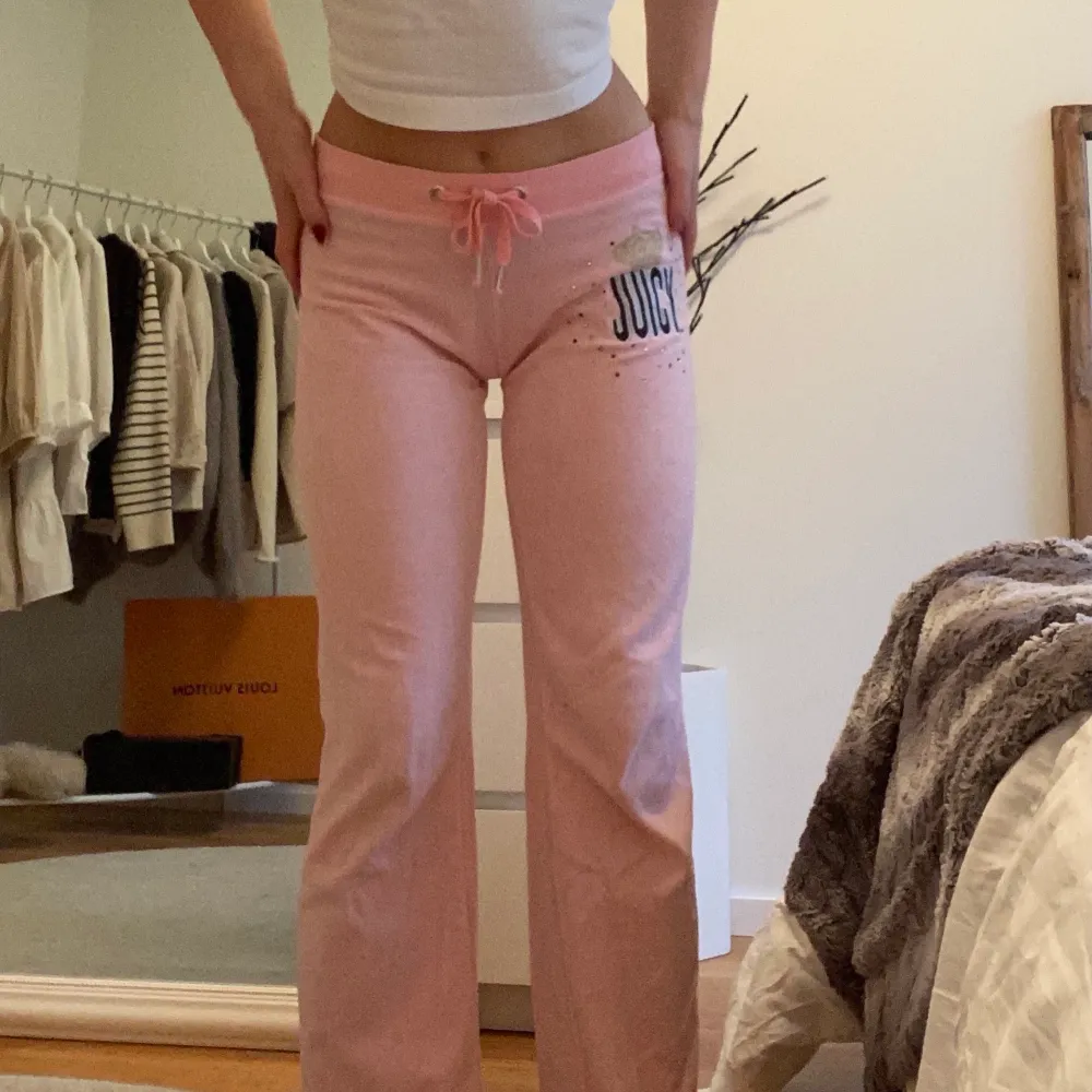 Säljer nu mina fina rosa juicy couture byxor! Väldigt sköna och snygga på! Tyvärr har några av paljetterna trillat av runt juicy-loggan, men fina i övrigt! 🥰 byxorna är i storlek L men passar mig som annars är en storlek S (Mer bilder kan skickas vid förfrågan). . Farkut & Housut.