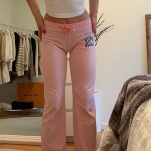 Juicy couture byxor - Säljer nu mina fina rosa juicy couture byxor! Väldigt sköna och snygga på! Tyvärr har några av paljetterna trillat av runt juicy-loggan, men fina i övrigt! 🥰  byxorna är i storlek L men passar mig som annars är en storlek S (Mer bilder kan skickas vid förfrågan). 