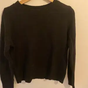 Basic svart tröja i stl s. Från HM divded. Knappt använd i fint skick!🖤