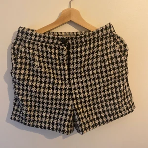Shorts - Mönstriga shorts från hm i stl 38 knappt använda i superbra skick!! 