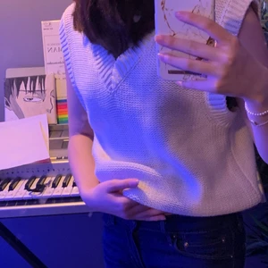 Oversized sweater vest - Sweater vest köpt från Lindex i barn avdelning. Storlek 170/S-M. Passar bra och är i ny skick. Vet inte hur jag ska styla den här så säljer den. 