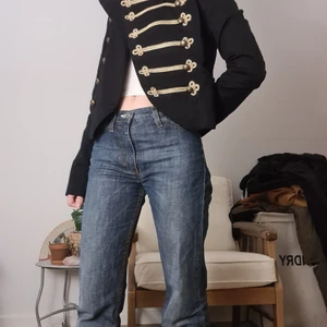 Unik jacka - För dig med unik stil 😍 eller för dig som söker kostym för t.ex cirlusdirektör eller pirat 🤪 tycker den är asball men är inte modig nog att använda den 😭 jättebra skick och typ aldrig använd