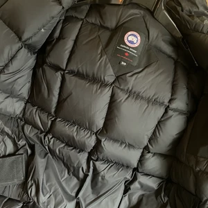 Canada Goose Expedition Parka  - Säljer min vinterjacka från Canada Goose stl xs. Jackan är lite sliten på utsidan runt fickorna, ärmen och nertill vid ärmen. Baksidan, luvan med pälsen och insidan är i fint skick. 