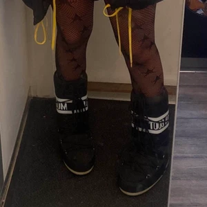 MoonBoots - säljer nu mina jättefina moonboots i stl 35-38 då jag vill köpa ett par andra! De passar mig med stl 38 jättebra💥 passar jättebra till ett par strumpbyxor & kjol men också träningsbyxor eller liknande!! skriv om du har frågor eller funderingar ❤️