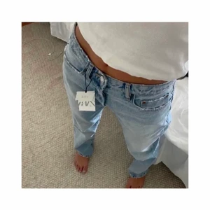 Mid Rise jeans Zara - Säljer dessa slutsålda populära mid Rise jeans från zara. Köpta för 399. Strl 40. De är endast använda en gång. (Lånade bilder då de är försmå för mig, men jag kan skicka egna bilder på de privat)💘💘 bud på 240+frakt, köp direkt för 300+frakt 📦💘