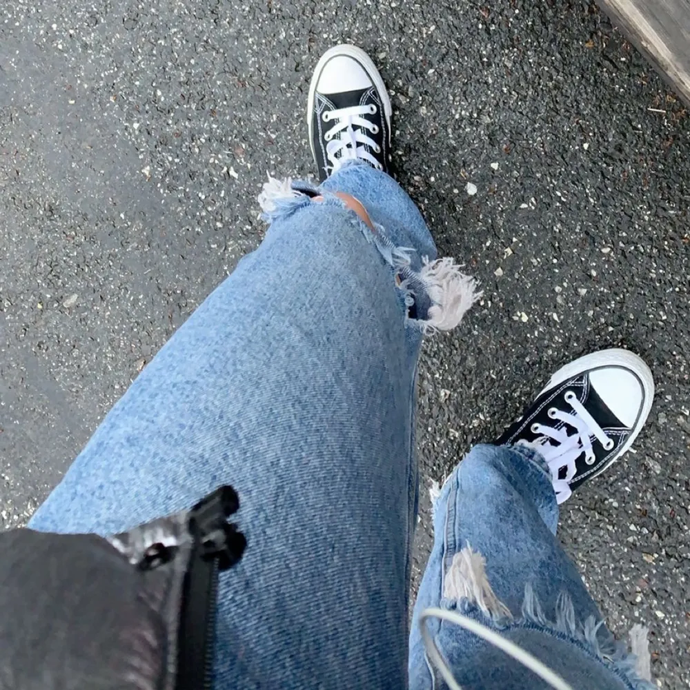Tänkte sälja dessa blåa jeans då jag inte använder de längre. De är raka i modellen med hål och slitningar på knäna och har en medelhög midja. I storlek 34 från Gina Tricot. Jag är 163cm💕. Jeans & Byxor.