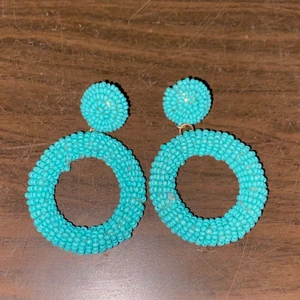 Örhängen - Blå pärlade örhängen, kommer inte ihåg vart dom är ifrån