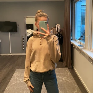 Hoddie - Jättefin beige hoddie från h&m🤍 Perfekt för hösten o vintern🍁🤍 Hoddien är i storlek xxs men ganska stor i storleken 🤍 fint skick lite nopprig men inget tydligt 🤍🍁🍁