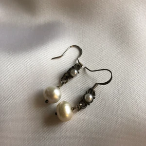 Handgjorda pärlörhängen - Handgjorda örhängen i silver (925) och sötvattenspärlor. Ca tre cm långa. Aldrig använda.