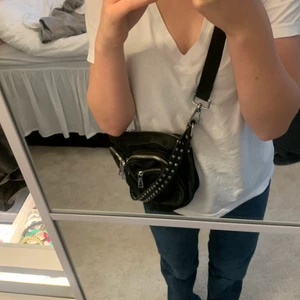 Noella väska - Tänkte att jag skulle sälja min noella väska då jag inte använder den längre 💕 den är i super fint skick och den köptes på Two angels i Göteborg för 700 💜💜 dustbag med förljer 