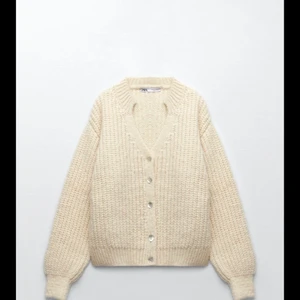 Kofta från zara - Helt ny oanvänd kofta från zara, med lappen kvar! Stl S🥰 Jätte mysig i en offwhite färg💕