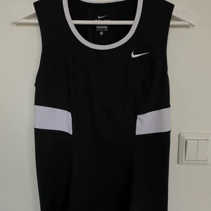 Träningslinne  - Träningstopp från NIKE, figurformad och i fint skick.