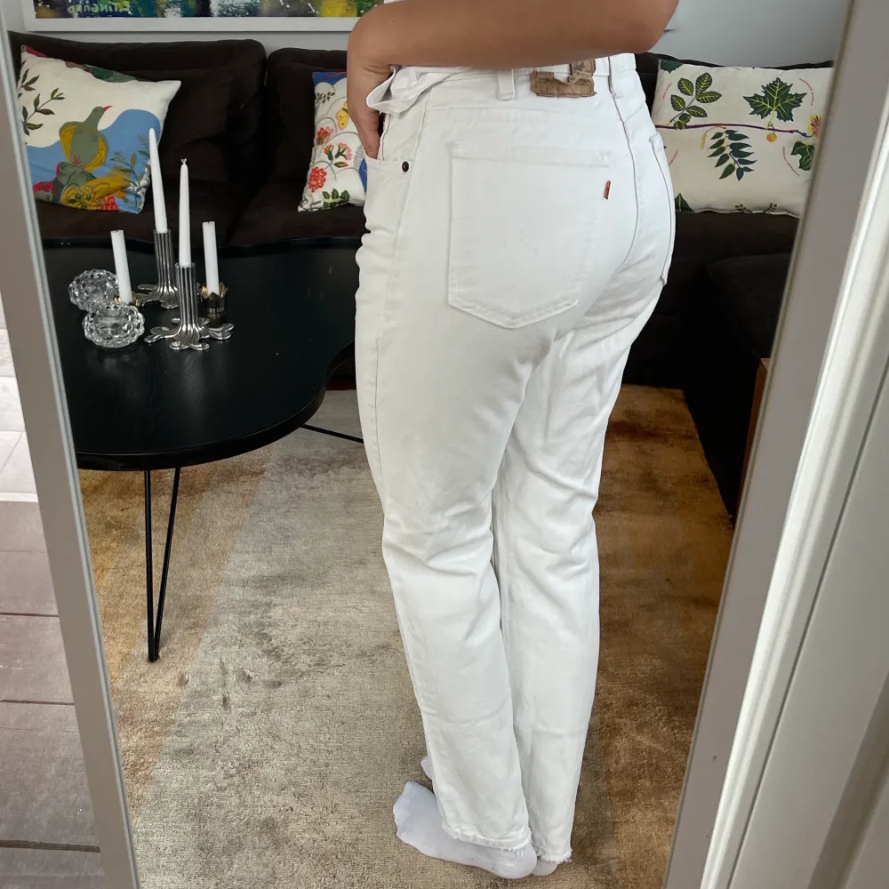 Säljer vita jeans från Levis storlek w32/l30. Slitningar på märket, skick: använda. Jag är en storlek 36/38 och är 167 cm lång🥰. Jeans & Byxor.