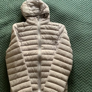 Ljuslila pufferjacket från On The Peak - Säljer min fina pufferjacket då jag inte använder den längre. Färgen är mer lik den andra bilden då jackan är ljuslila och inte så beige som den ser ut på den första bilden. Skriv vid frågor eller om ni vill ha fler bilder ❤️