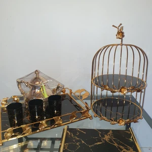 Marmor-design set  - Stor brika med guld handtag 40×30 cm & liten brika 30×20 cm & 6st glas 10×6 cm & två vånings kakfat 40× 28 cm
