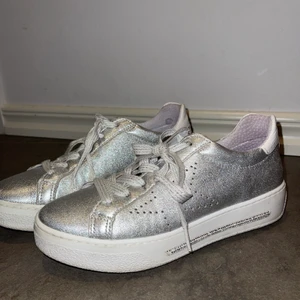 Glittriga skor  - Säljer mina skitsnygga glittriga skor från ALPE från zalando som är slutsålda. Köpta för 1245 kr, använda ungefär 3 gånger. Skorna är i storlek 37 men kan användas av någon med 38 med. 💕💖