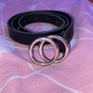 Svart bälte  - Sätte fint bälte/skärp kan tyvärr inte se va det står för storlek men ta en titt och se om du kan se vad det står. KÖPARE STÅR FÖR FRAKT 