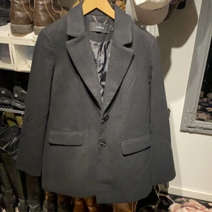 Kort kappa - Säljer denna svarta korta kappa från Vero Moda i strl M. Nypris: 499kr. Helt oanvänd med prislapp kvar. Kontakta mig om du är intresserad💕
