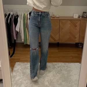 Skit snygga straight jeans full lenght från Zara med ett hål på knät! Jag är 176cm så dom är väldigt långa men går att klippa så långa man vill ha dom! Strl 36