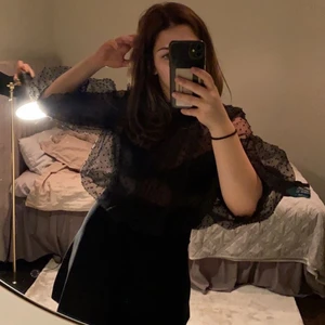 Klänning med spets  - Superfin nästan helt oanvänd svart klänning med spetstyg upptill. :)