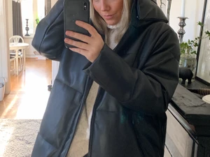 Faux läderjacka ”puffer” - Snygg vinterjacka i faux läder i storlek M, passar mig som är mellan S/M! Använd en vintersäsong, ser ut precis som ny! Bud från 450kr Skickar fler bilder vid frågor (sista bilden är lånad från nätet)🥰