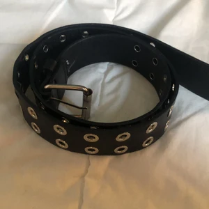 Najs bälte  - AsNajs 90’s inspirerat nitbälte😻 Kommer tyvärr inte till användning... det är jättelångt så passar alla!
