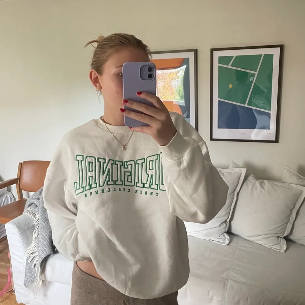 Gosig sweatshirt från Gina tricot med grönt tryck på. Tröjor & Koftor.