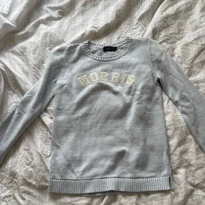 Morris tröja - En ljusblå stickad tröja ifrån Morris. Använd fåtal gånger.