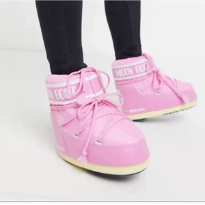 Rosa moonboots - INTRESSEKOLL på min rosa låga moonboots som köptes förra året (2020)!! Dom är i bra skick och mer bilder kan skickas om ni skulle vilja. Storleken är 35-38 men passar mig som har storlek 39 då dom är väldigt stora i modellen 💕💥❣️