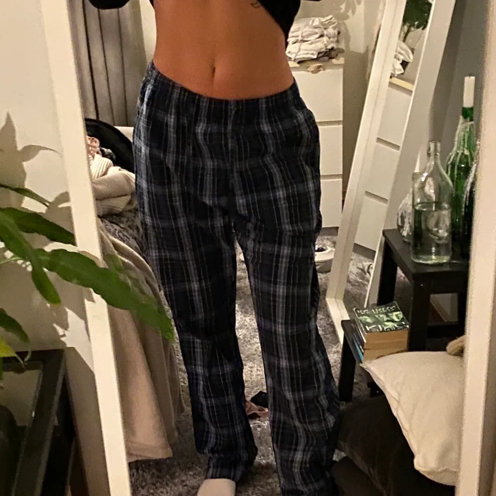 Ett par as sköna mjukisar från H&M, som dessutom är super efterfrågade! Har aldrig andvänt då jag har för många sånna här byxor och känner att nån annan kanske har bättre användning för dom. Strl M men passar också för S. Kan avsluta budet för ett bra pris.. Farkut & Housut.