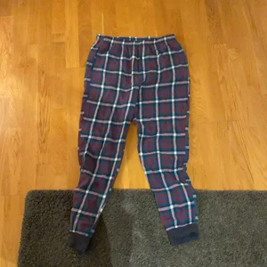 Stolek M - Säljer dennsa sköna mjukis byxor själv köpt dom för 270kr jätte bra för julen och jätte sköna 🎄 