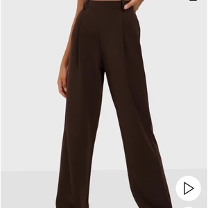 Kostymbyxor  - Ett par helt nya snygga bruna kostymbyxor! Tror prislappen är kvar men är ej säker! Köpta för 299kr!!