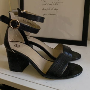 Svarta klackar - Säljer då de är för små för mig