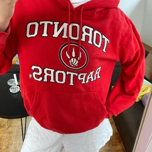 Röd hoodie med tryck - Säljer min röda hoodie med tryck. Skick: använd. Jag är en 36/38 och är 167 cm. 🥰