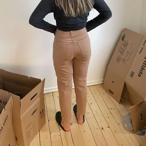 Jeans  - Beiga jeans från chiquell som inte kommer till användning. Använt ett fåtal gånger!