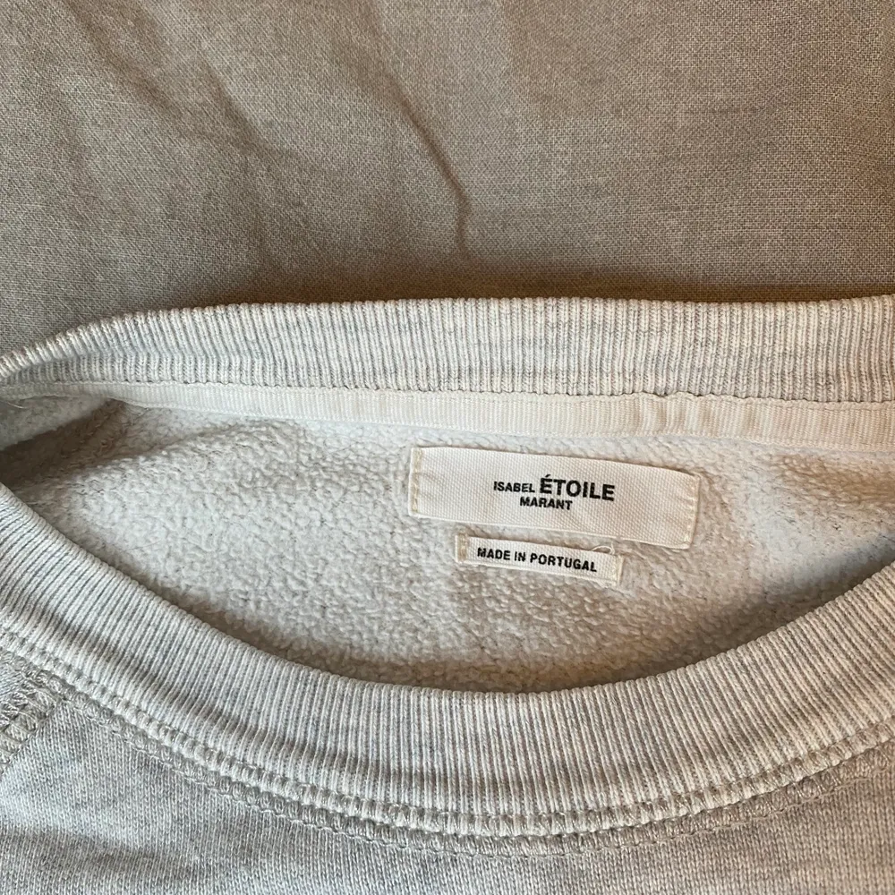 Säljer en Isabel Marant sweatshirt strl S, inte använd så värst mycket då jag har tyckt att den är för kort i armarna. Jag är 174 och brukar ha S/M på tröjor. Ny pris är ca 1500kr. Frakten ingår i priset. . Tröjor & Koftor.