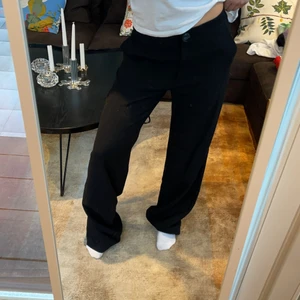 Svarta kostymbyxor  - Säljer mina svarta kostymbyxor från Mango i storlek 40. Skick: aldrig använda. Jättefina byxor men säljer pga för långa. Jag är en 36/38 och är 167 cm. 🥰