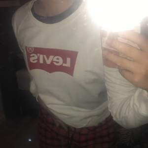 Vit levi's sweatshirt med rött tryck.storlek 164cm.150kr+frakt(köparen står för frakt)