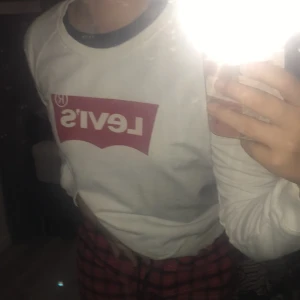Levi's sweatshirt  - Vit levi's sweatshirt med rött tryck.storlek 164cm.150kr+frakt(köparen står för frakt)
