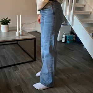 Jeans  - Hjälper min tjej sälja en del av sina byxor! Detta är ett par blåa raka jeans i storlek 27 från Monki i modellen Yoko. Köptes för 399 och säljes för 200 + frakt! 