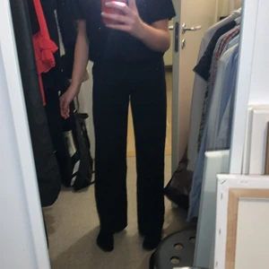 Jeans från monki  - Säljer dessa monki jeans som jag älskar!!! De är lite kort på mig ( jag är 166) men ändå jätte fina!! Skicka med frågor eller skriv om intresse💞💞