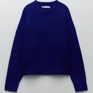 Mörkblå stickad tröja  - Säljer en inprencip likadan tröja fast ifrån uniqlo! Super fin men kommer tyvärr inte till användning längre💕skriv för fler bilder