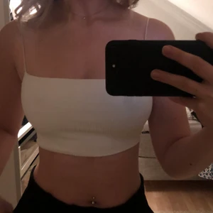 Kort ribbab topp - Något tajt topp från Gina tricot som är i fint skick