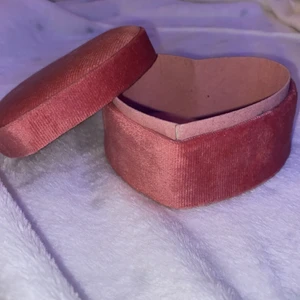 Hjärta låda till smycken  - Jätte söt sammet låda som är formad som ett hjärta. Man kan ha smycken och annat i den. KÖPARE STÅR FÖR FRAKT 