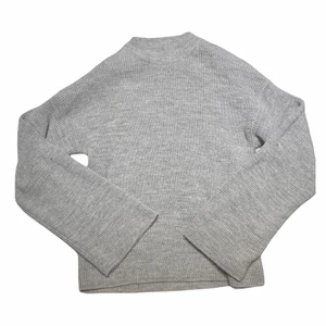 gråstickad från nakd - snygg oversized stickad från nakd i fint skick! Storlek XS, men passar XS-M beroende på hur man vill att det ska sitta. Kommer aldrig till användning då jag inte tycker jag passar i grått. Köparen står för frakt. ❤️ 