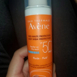 Avene fluid spf 50+ UVB och UVA - Säljer denna solskyddskräm för att den passar inte min hudton. Normal till kombinerad hud🤎. Har testat den bara en gång!