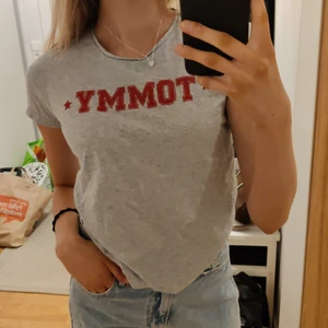 T-shirt - Jättesnygg Tommy Hilfiger t-shirt, aldrig använd ☺️ säljer pga att den inte är min stil 💕